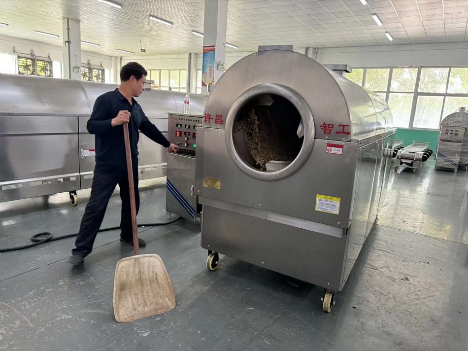 四川客戶來廠考察試機(jī)大型電磁炒貨機(jī)炒···